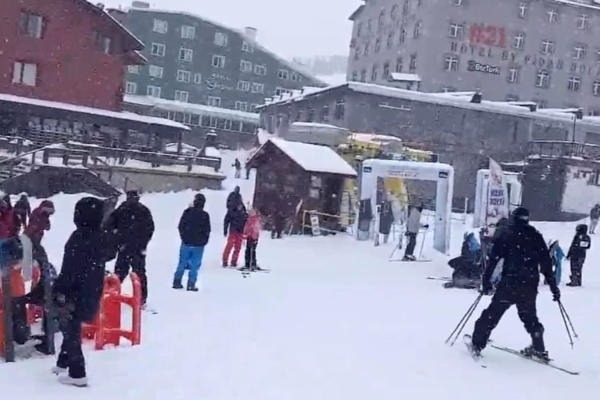 Uludağ'da beklenen kar yağışı başladı