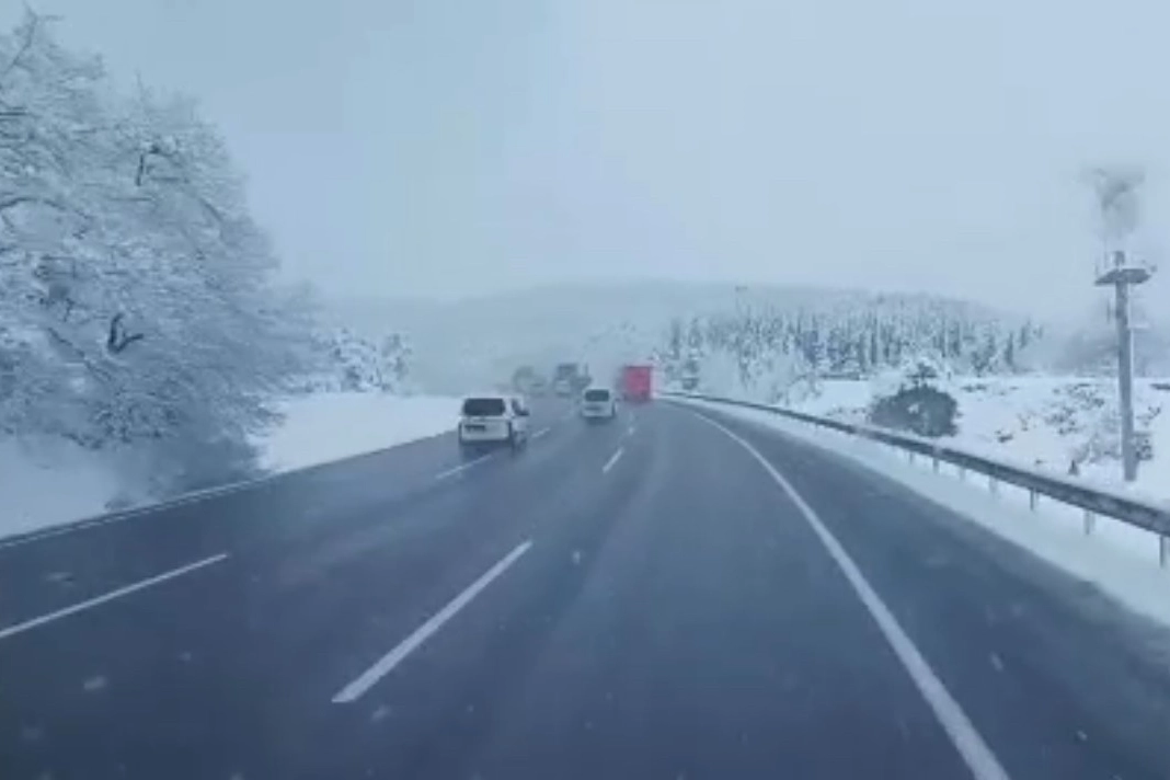 Bursa’da kar yağışı sürücülere zor anlar yaşatıyor