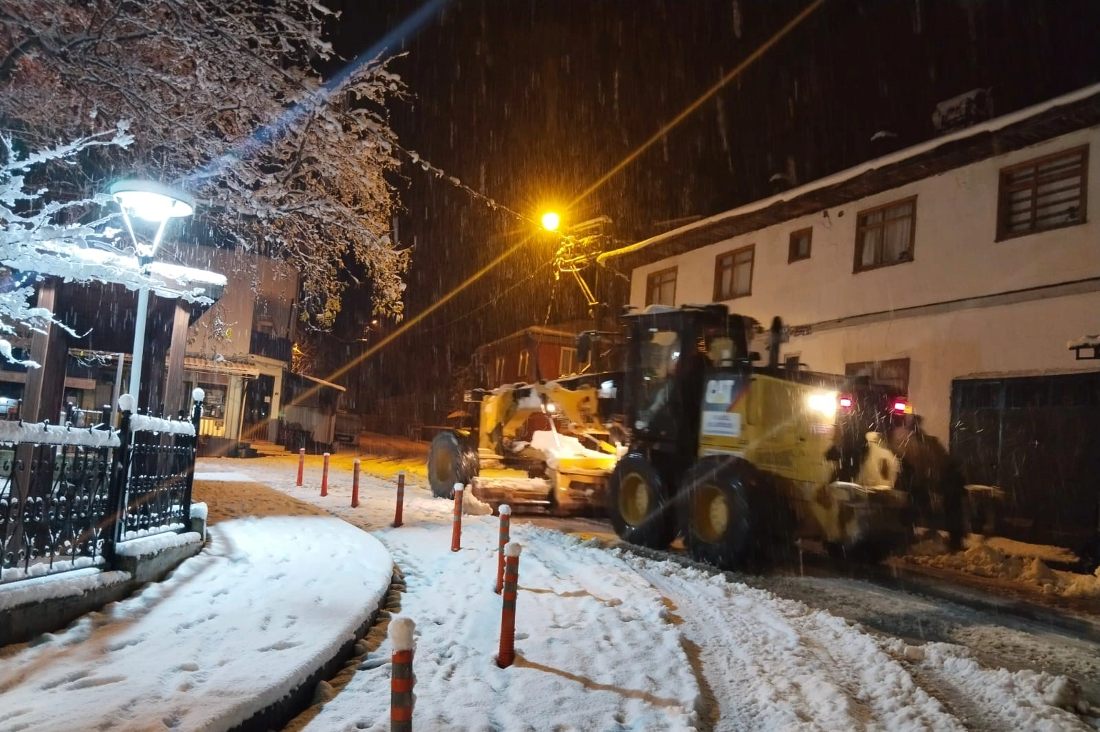 İnegöl Belediyesi kar yağışıyla beraber harekete geçti