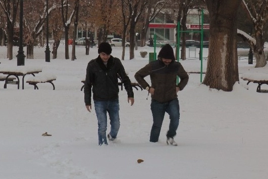 Karlı ve buzlu yolda yürümenin püf noktaları