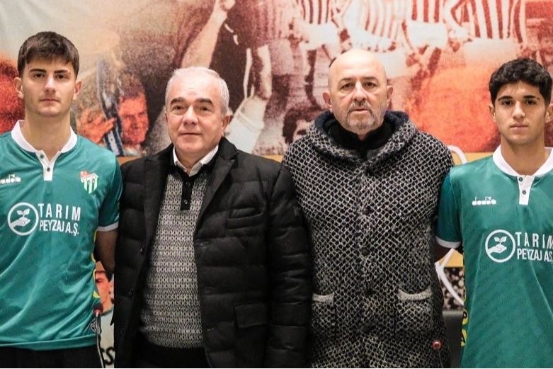 Bursaspor Ahmet Hakan Atış ve Ahmet Berke Ay’la profesyonel sözleşme imzaladı