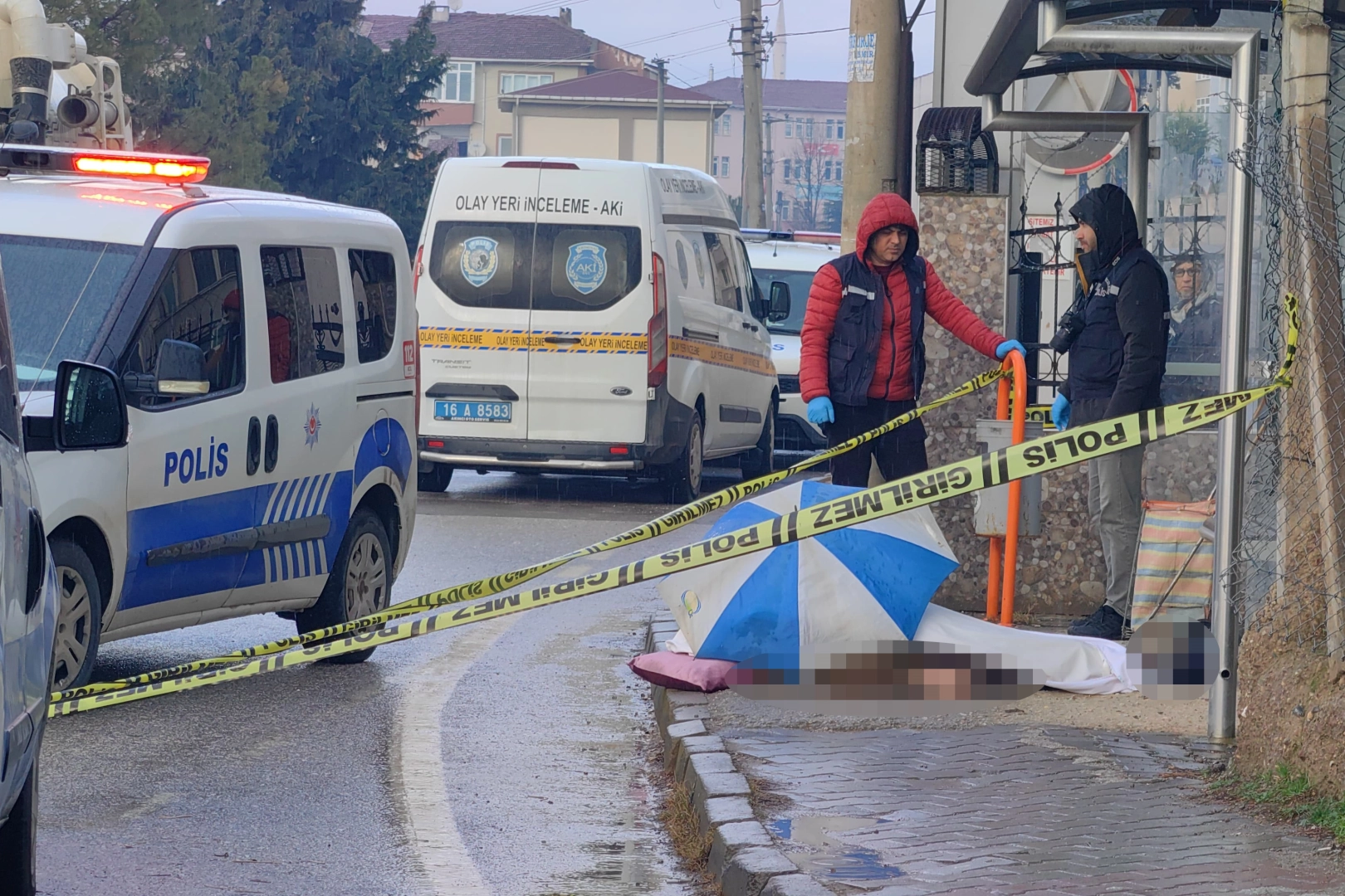 Bursa’da yere düşen adam hayatını kaybetti, cenazeyi şemsiye ile korudular