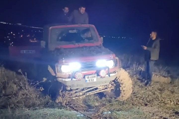 Off-road yaparken lastiği koptu, farkında olmadan kilometrelerce yol gitti