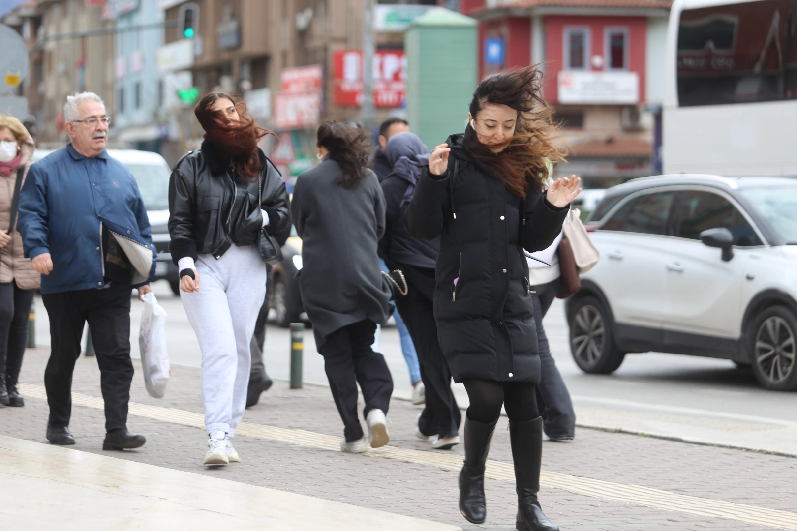 Bursa’da şiddetli lodos etkili oldu