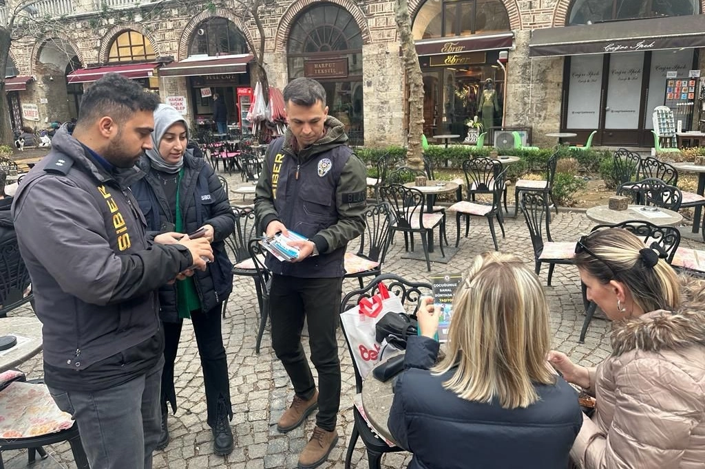 Siber Suçlarla Şube Müdürlüğü ekipleri vatandaşlara broşür dağıttı