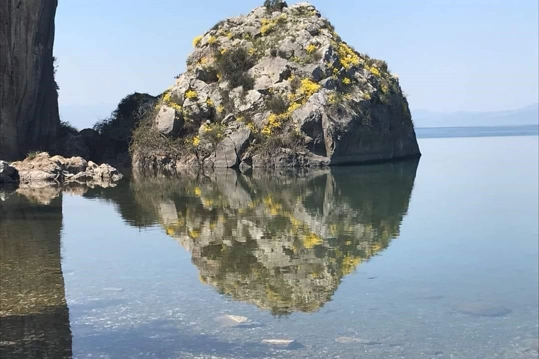 Göle yansıyan kayada şok eden figür!