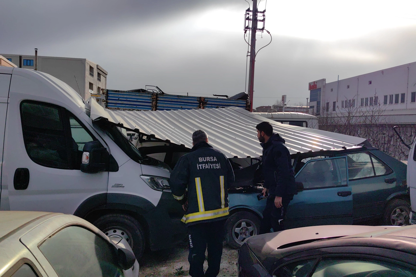 Lodosta uçan fabrika çatısı yediemin otoparkındaki araçlara zarar verdi