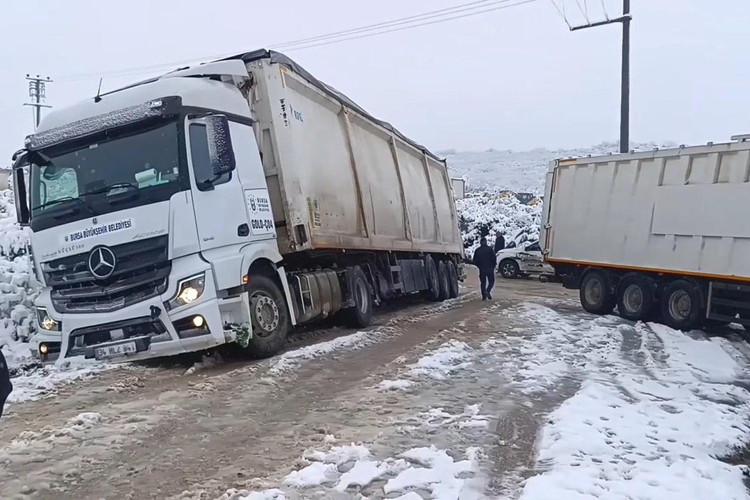 Bursa'da kar yağışı sonrası tırlar yolda kaldı