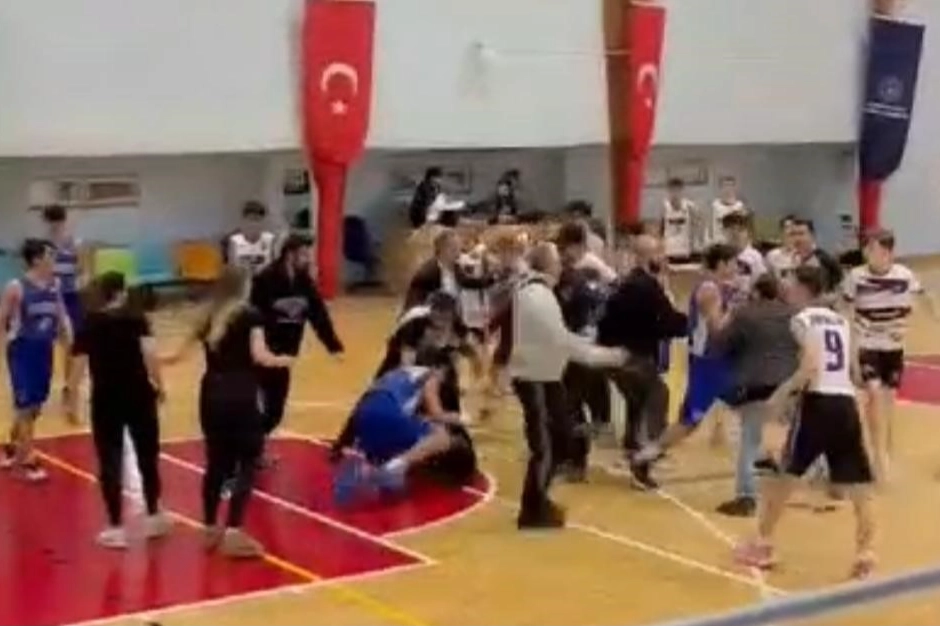 Basketbol sahası boks ringine döndü!