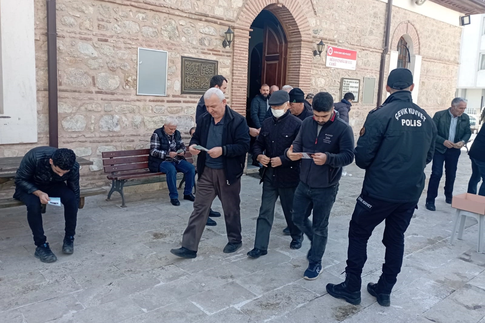 Polis namaz sonrası broşür dağıttı