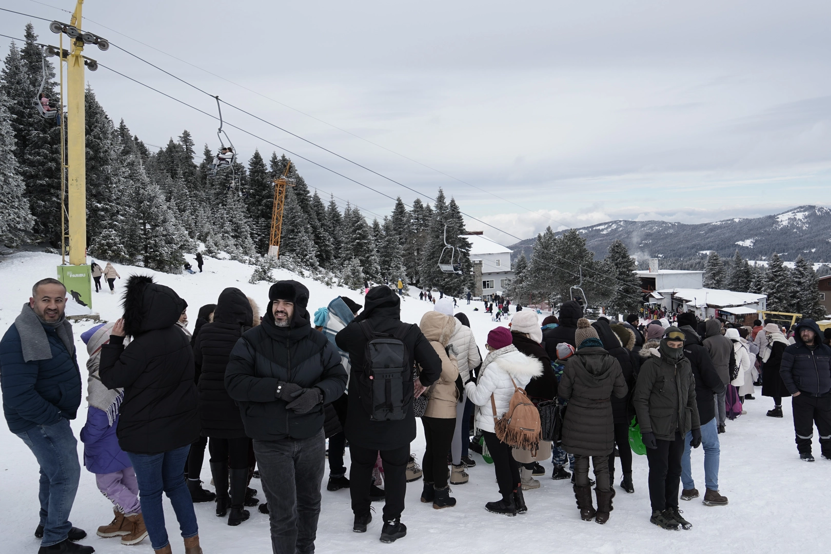 Uludağ'da teleferik izdihamı! Metrelerce kuyruk oluştu