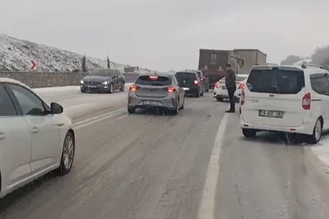 Yollar buz tuttu, araçlar yolda kaldı