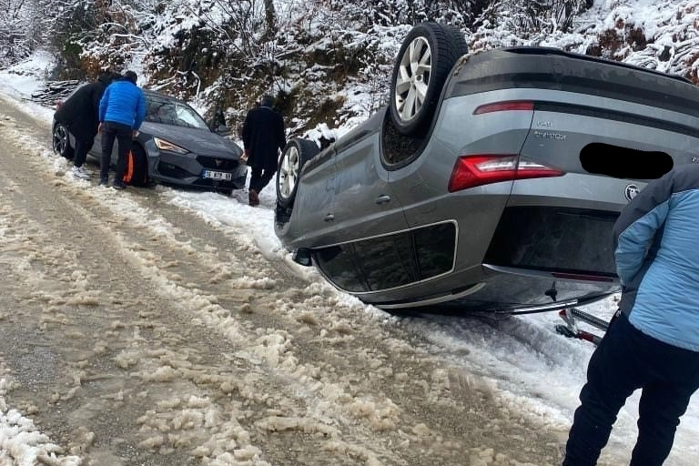 Uludağ yolu çarpışan otomobil pistine döndü!