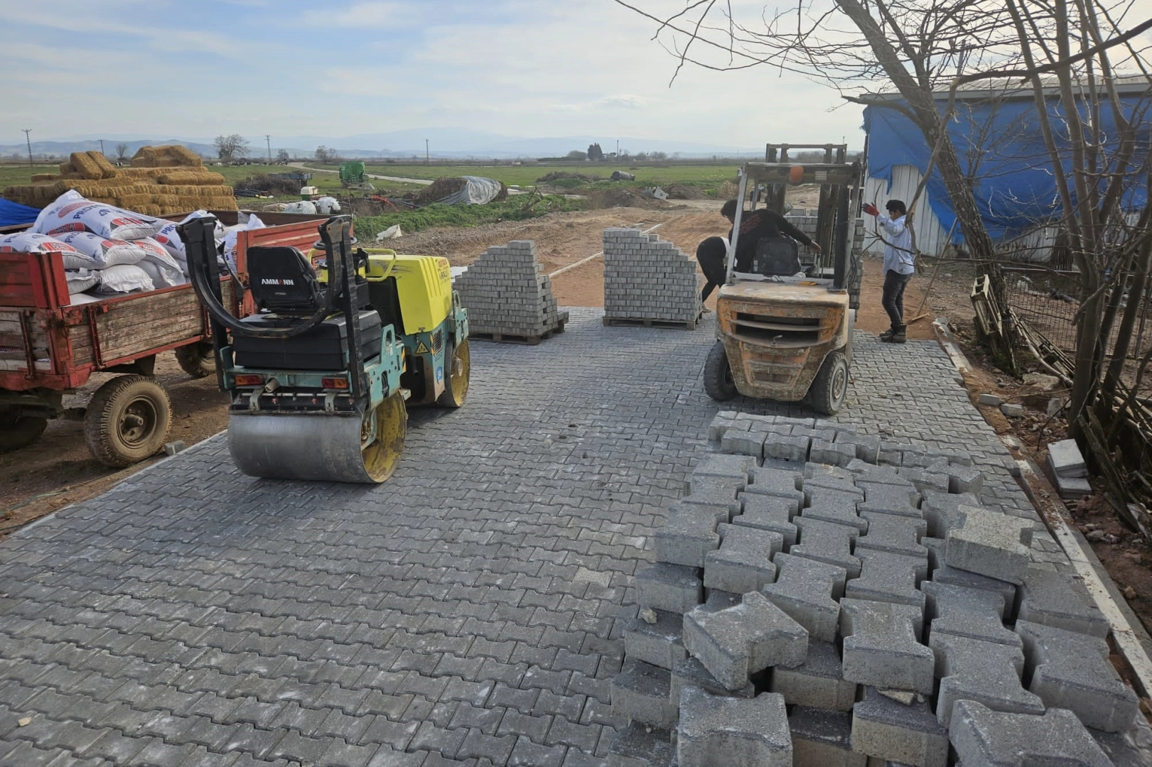 Karacabey’de asfalt ve parke çalışmaları devam ediyor