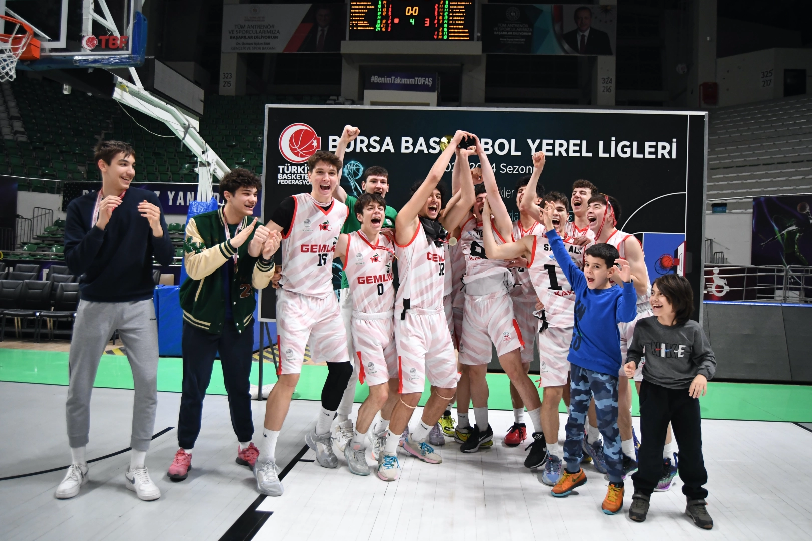 Gemlik Basketbol U18 Genç Erkekler'de Bursa Şampiyonu