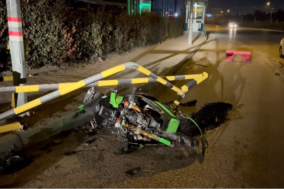 Otomobilin çarptığı lüks motosiklet hurdaya döndü!