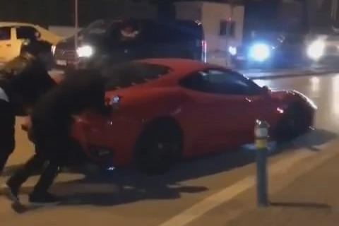 Bursa'da Ferrari yolda kaldı, görenler inanamadı