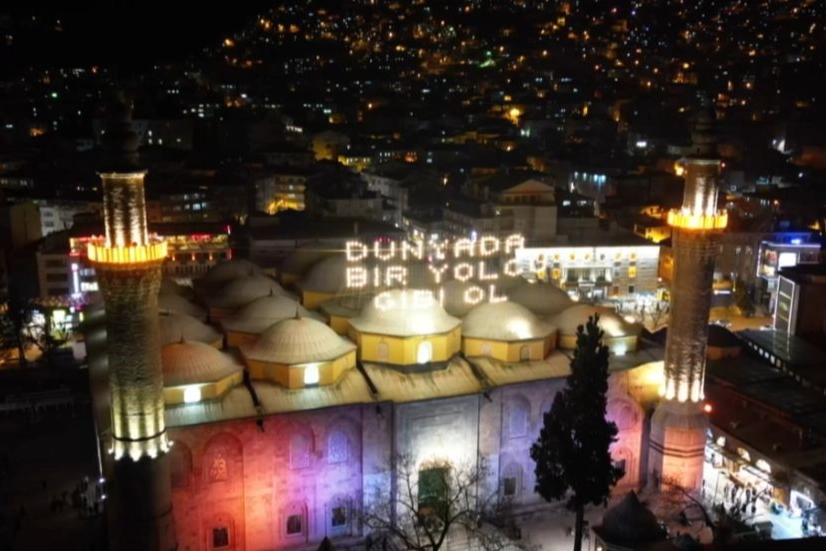 Bursa'daki tarihi Ulu Camii’ne “Dünyada bir yolcu gibi ol” mahyası asıldı