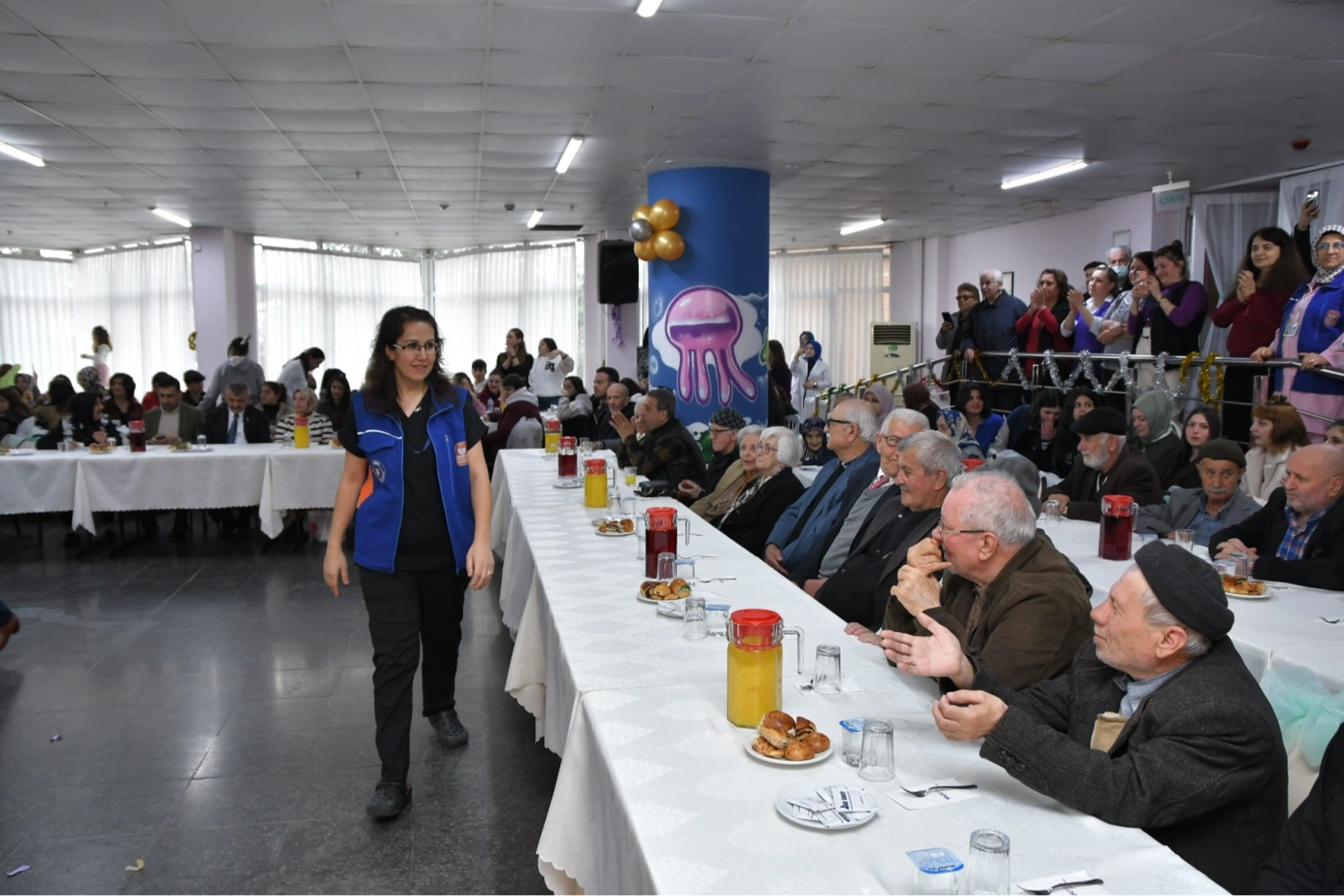 Huzurevi sakinlerine şenlik var