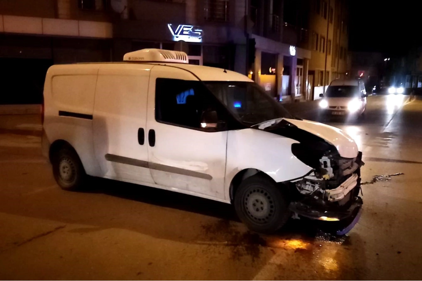 Bursa'da hafif ticari araç ile otomobil çarpıştı! 4 yaralı