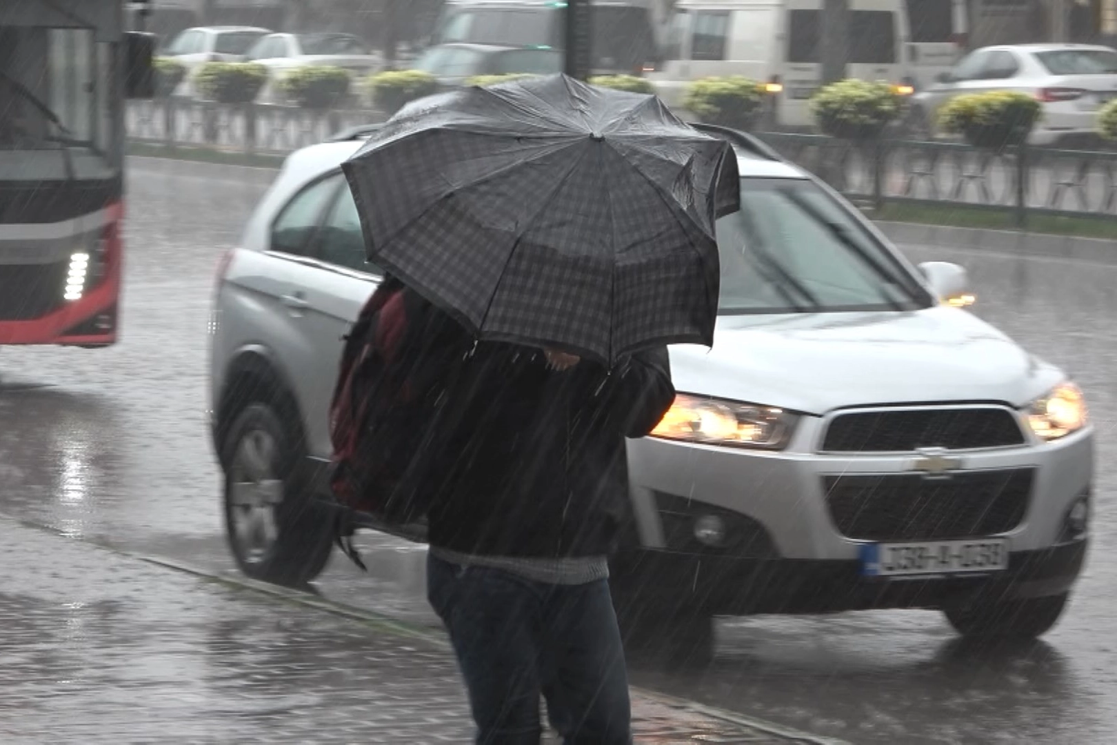 Bursa sağanak yağışa teslim oldu