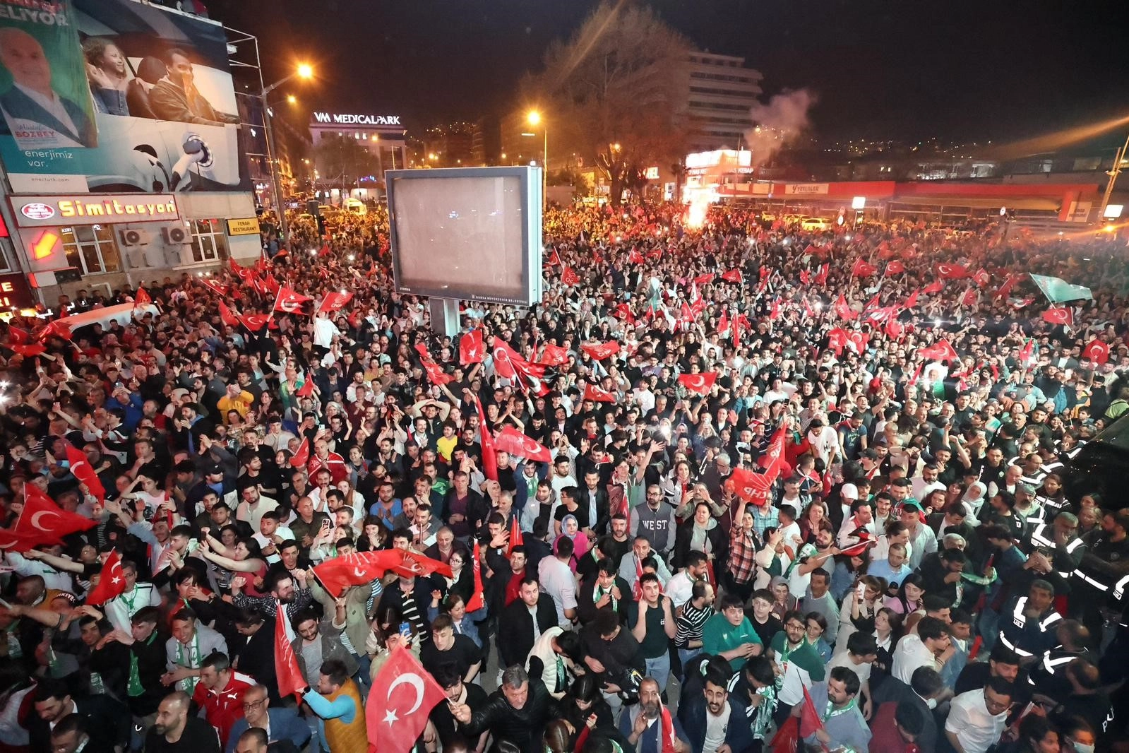 Bursa Büyükşehir’de 6 ilçede CHP, 9 ilçede AK Parti, 2 ilçede İYİ Parti ipi göğüsledi