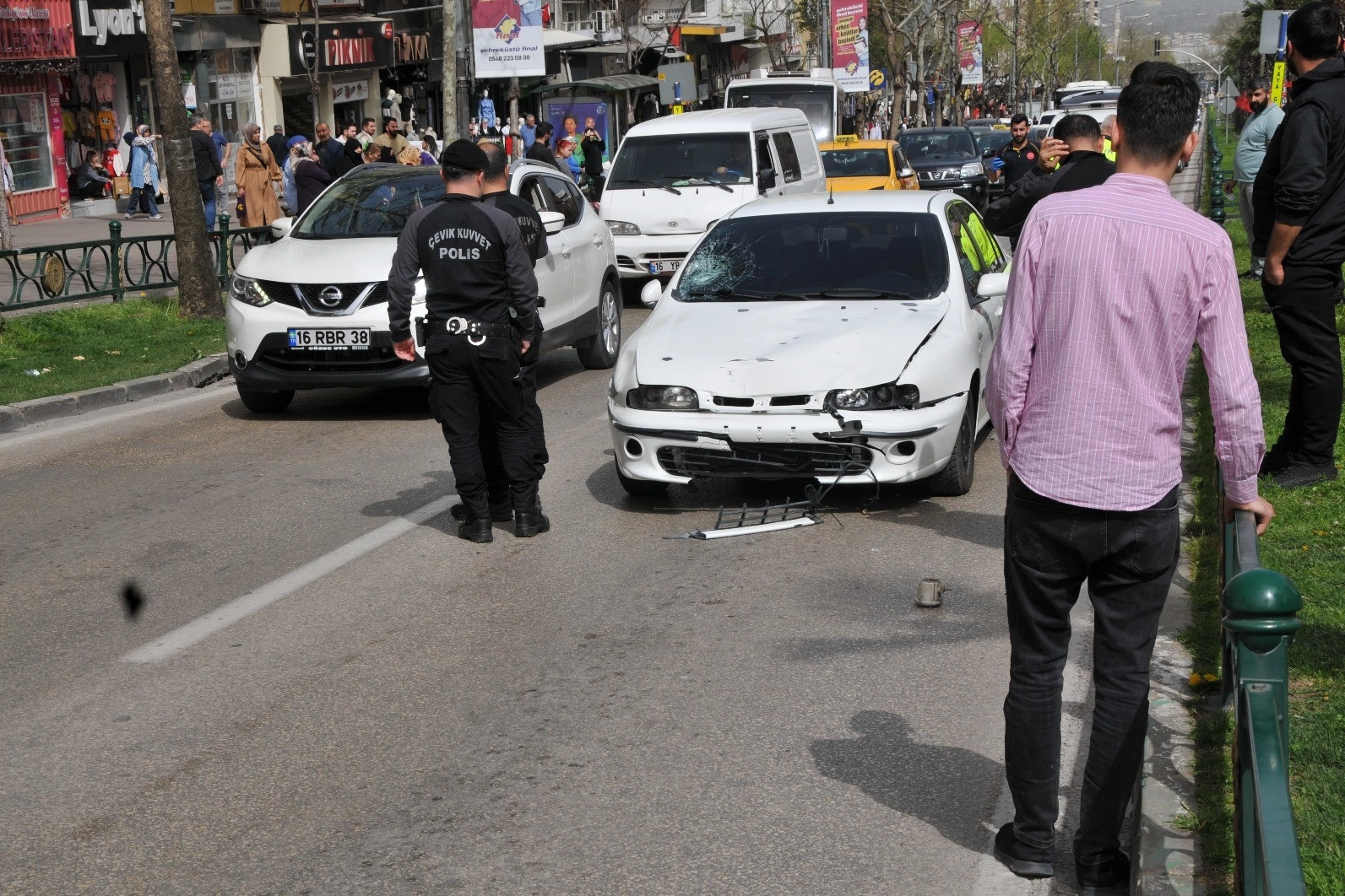 Bursa’da yaya geçidinde feci kaza! Anne hayatını kaybetti, çocukları yaralandı