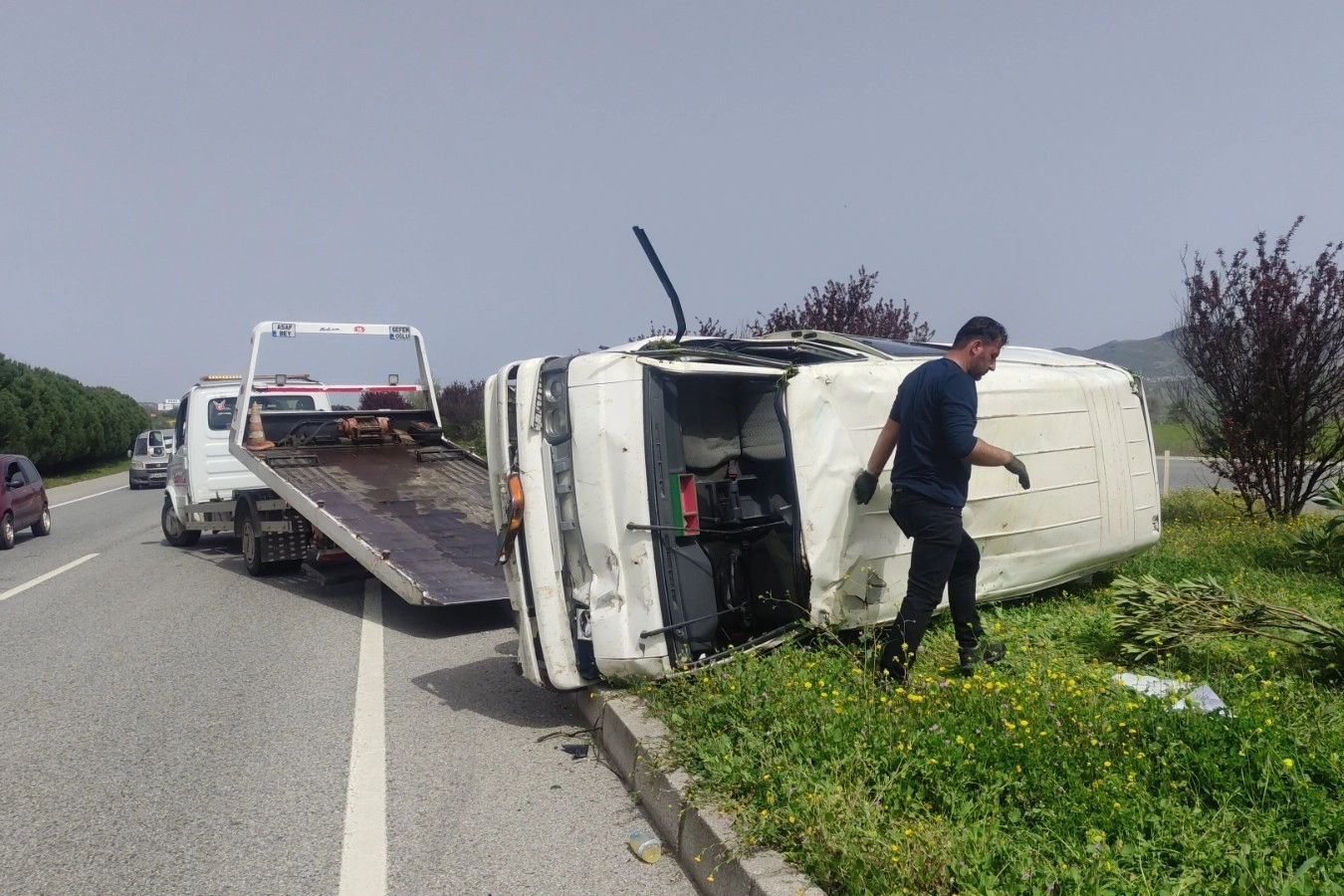 Yalova'da kontrolden çıkan minibüs takla attı!