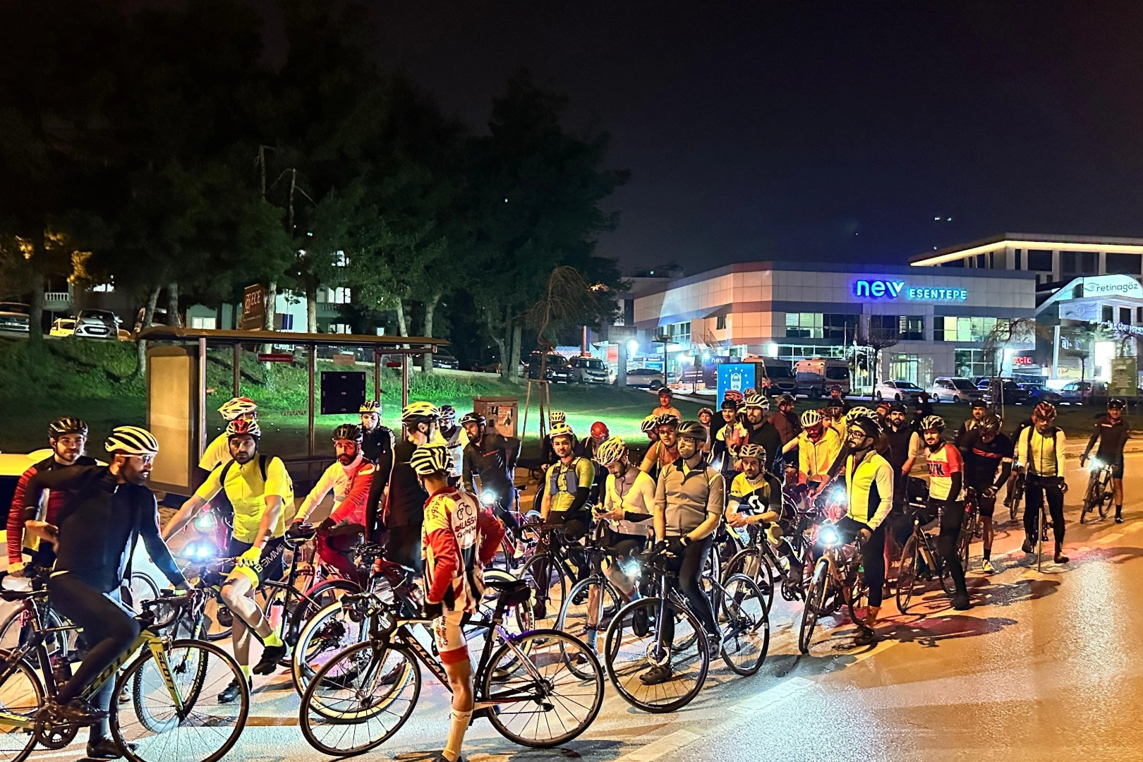 Bisiklet tutkunları iftar sonrası Uludağ’a pedal çevirdi