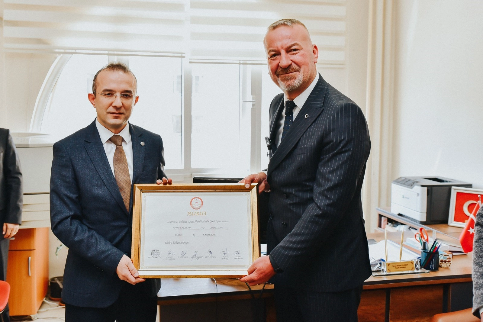 Karacabey Belediye Başkanı Fatih Karabatı mazbatasını aldı