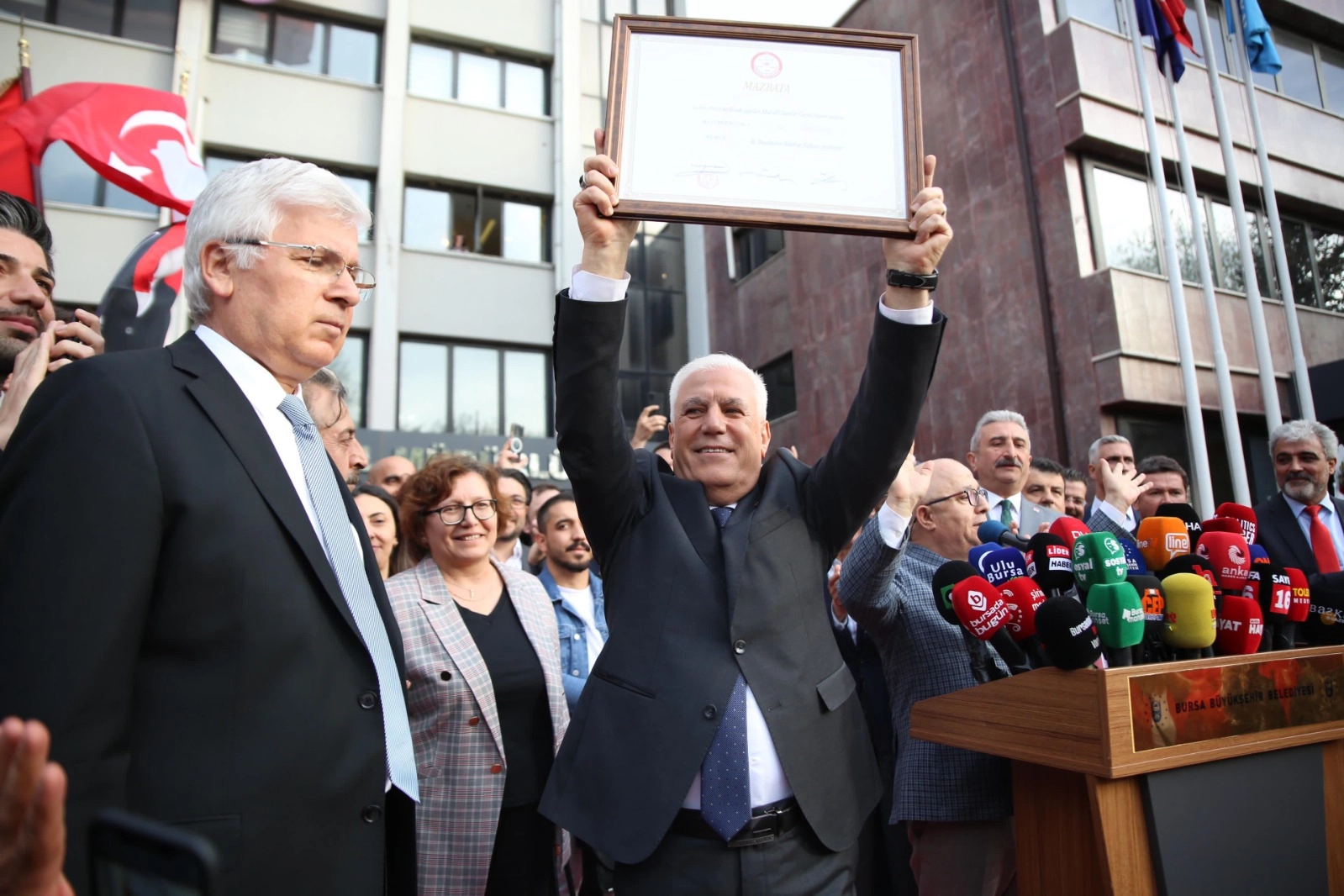 Başkan Bozbey, mazbata teslimiyle mesaiye başladı