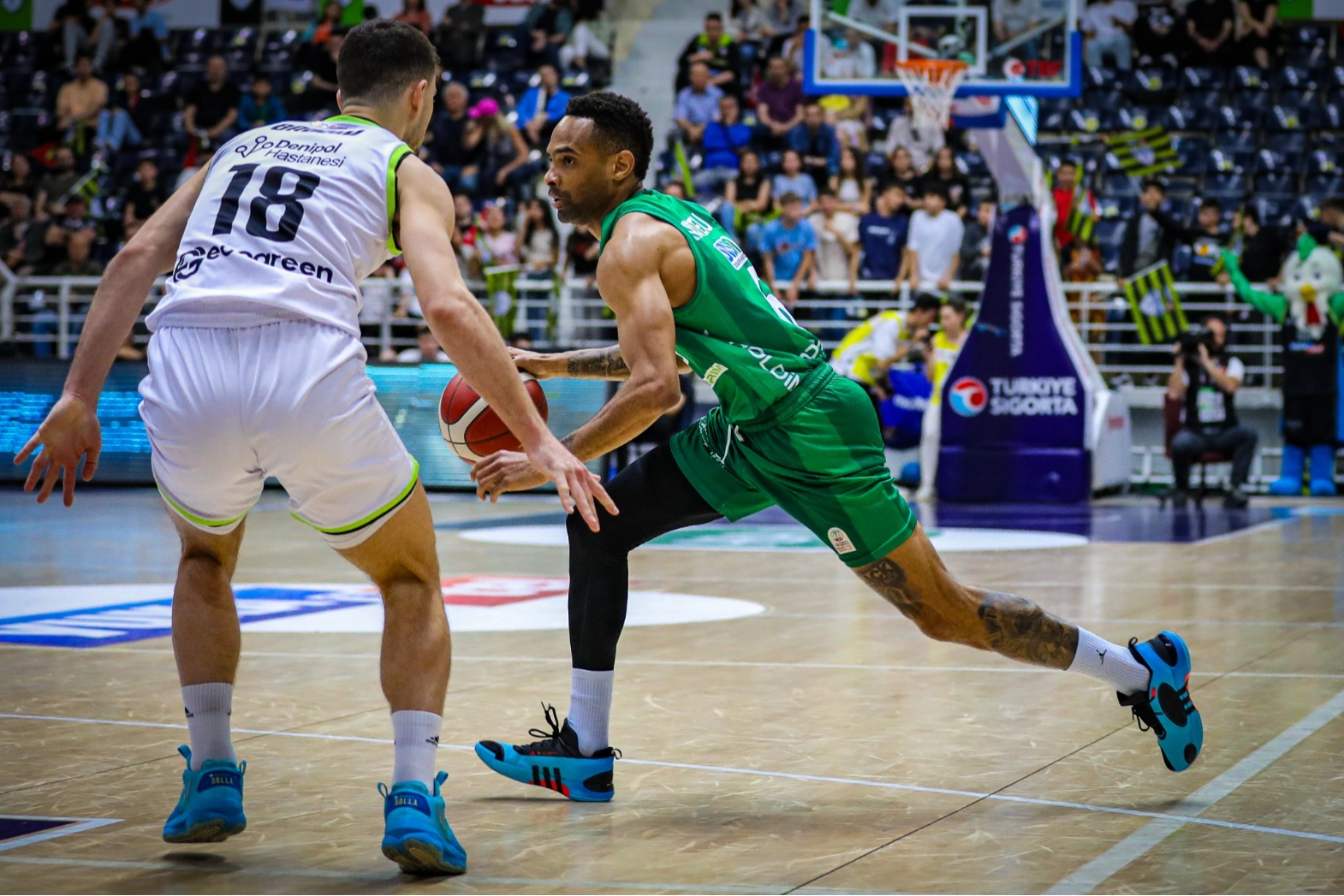 Bursaspor Deplasmanda Yine Güldü: 82-87