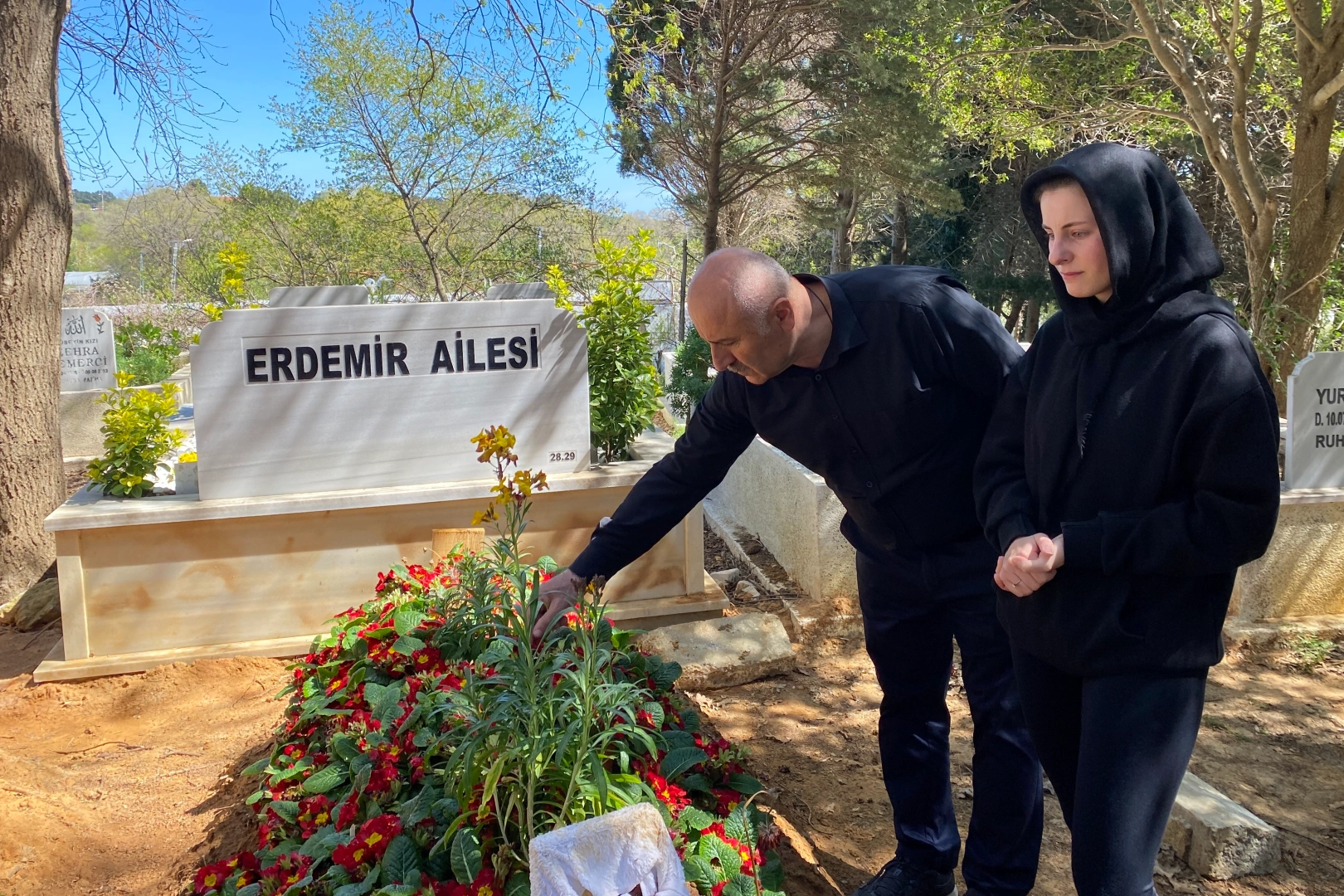 En acı bayram, Oğuz Murat Aci'nin eşi ve babası mezarı başında gözyaşlarıyla anlattı: “Oğlum hiçbir zaman babasının elini öpemeyecek”