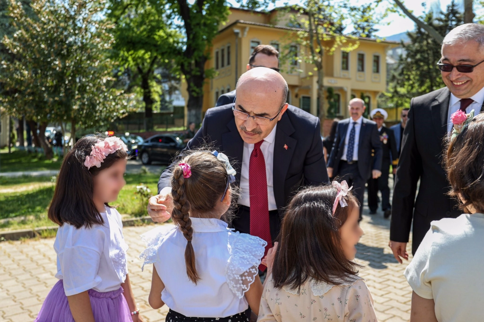 Vali Demirtaş, çocuk ve yaşlılarla bir araya geldi