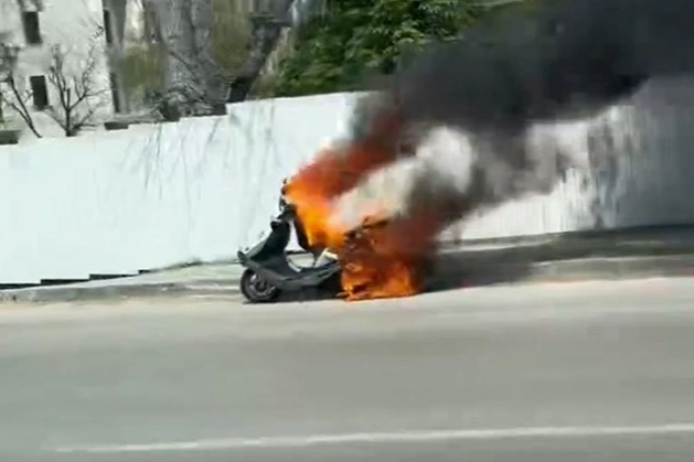 Seyir halindeki motosiklet alev alev yandı, ilk müdahale trafik polisinden