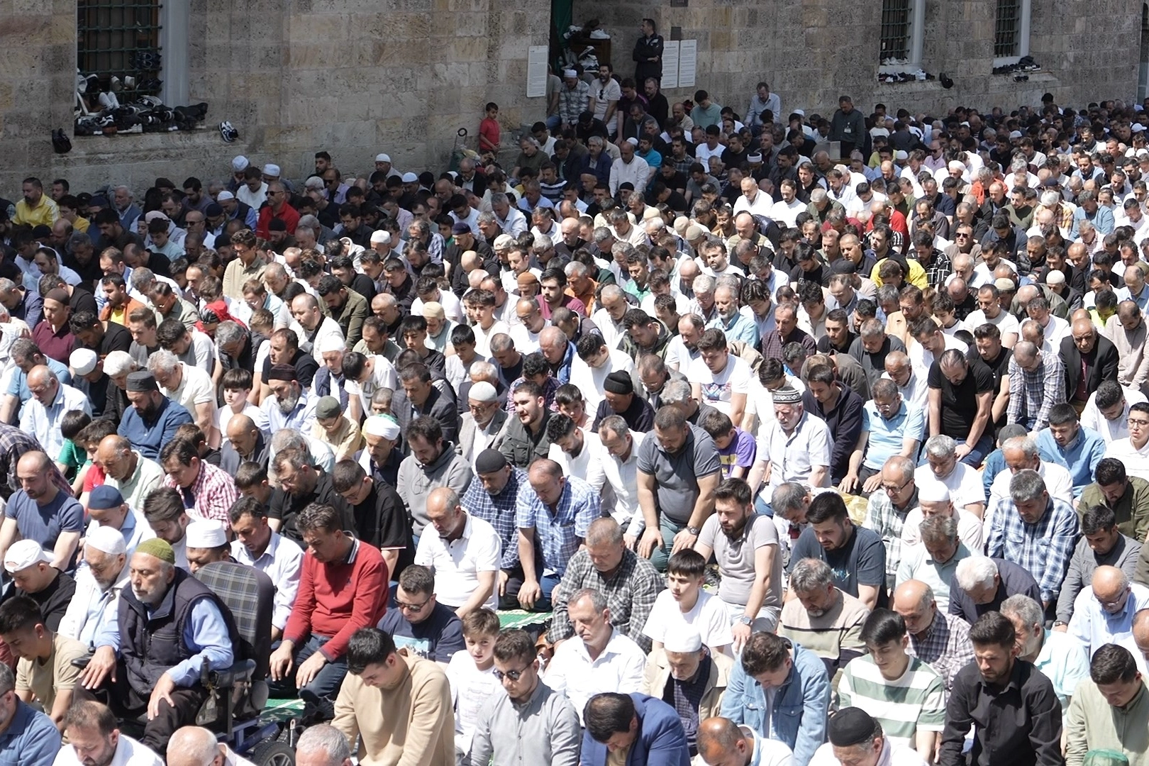 Cuma namazında tarihi camiler doldu taştı