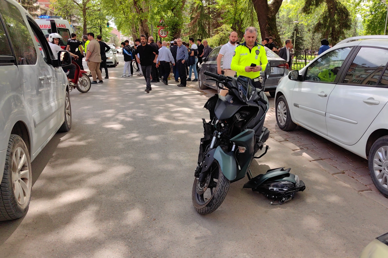 İki motosiklet kafa kafaya çarpıştı! 1'i ağır 2 yaralı