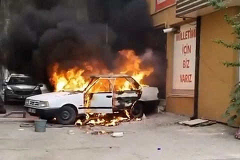 Bursa’da otomobiller alev topuna döndü