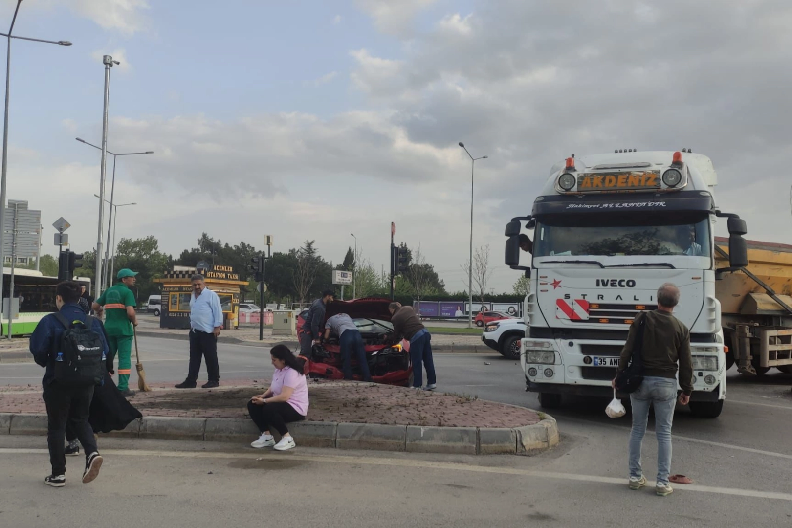 Hafif ticari aracın çarptığı tır refüje daldı! 1 yaralı