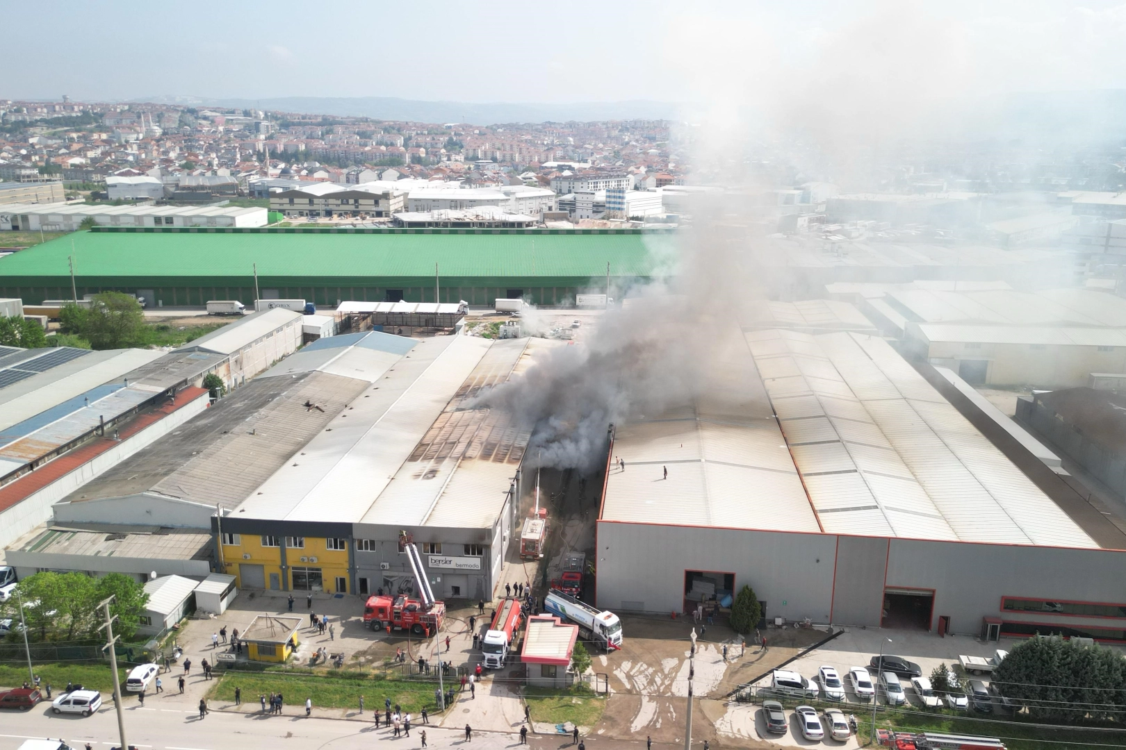 Sandalye fabrikasında çıkan yangın söndürüldü