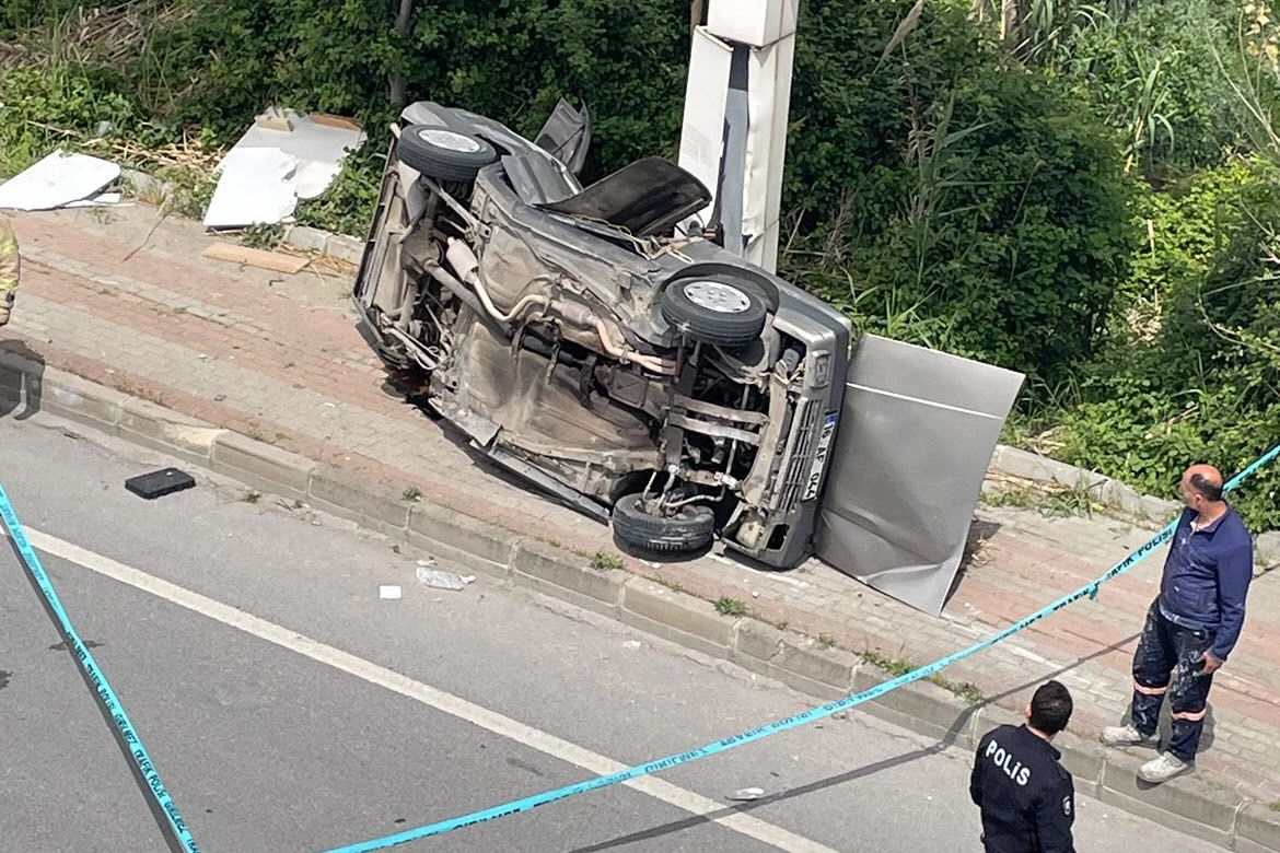 Hurdaya dönen araçtan sağ çıktılar