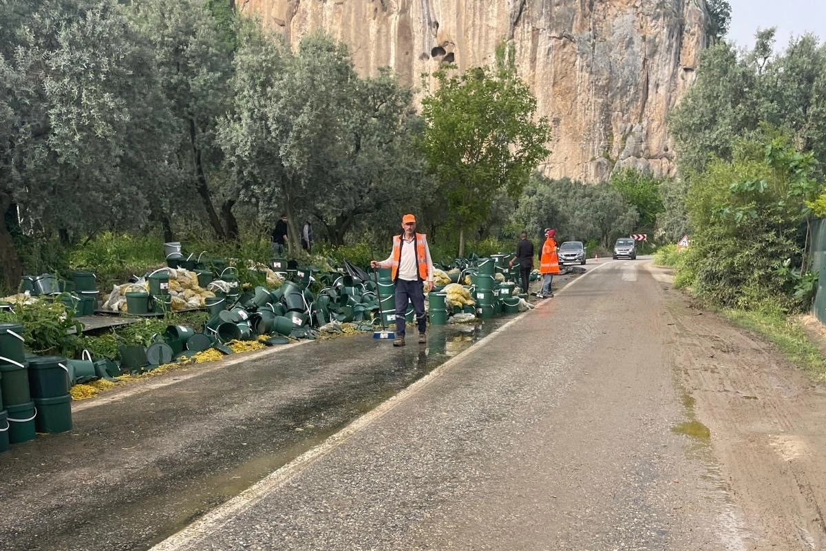 Bursa’da turşu yüklü tır devrildi!