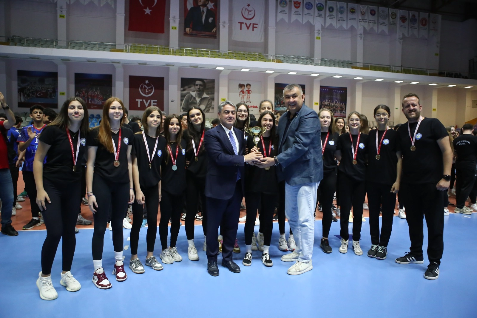 Voleybolcular Kupalandı