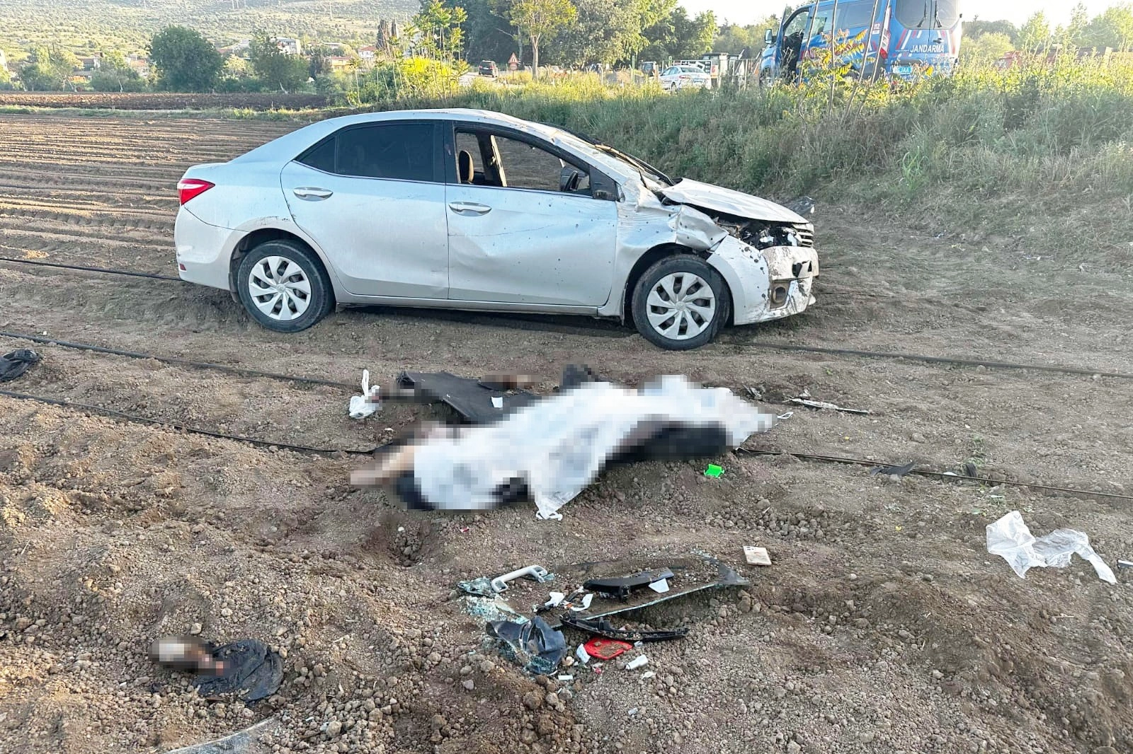 Karacabey'de otomobil taklalar atarak tarlaya uçtu! 1 ölü, 2 yaralı