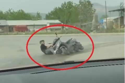 Motosikletiyle ön kaldırdı, kayarak yere düştü