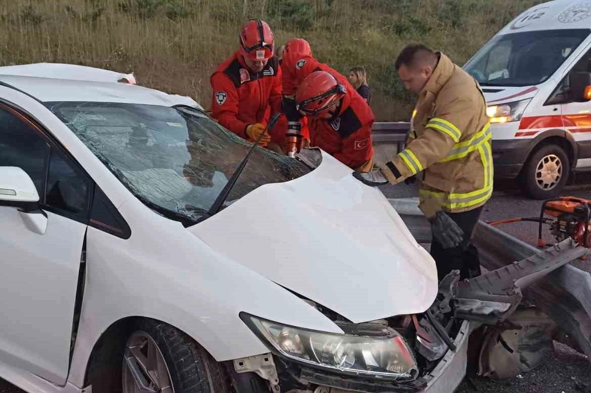 Refüje çarpan araç perte çıktı: Aynı aileden 1 kişi öldü, 3 kişi yaralandı