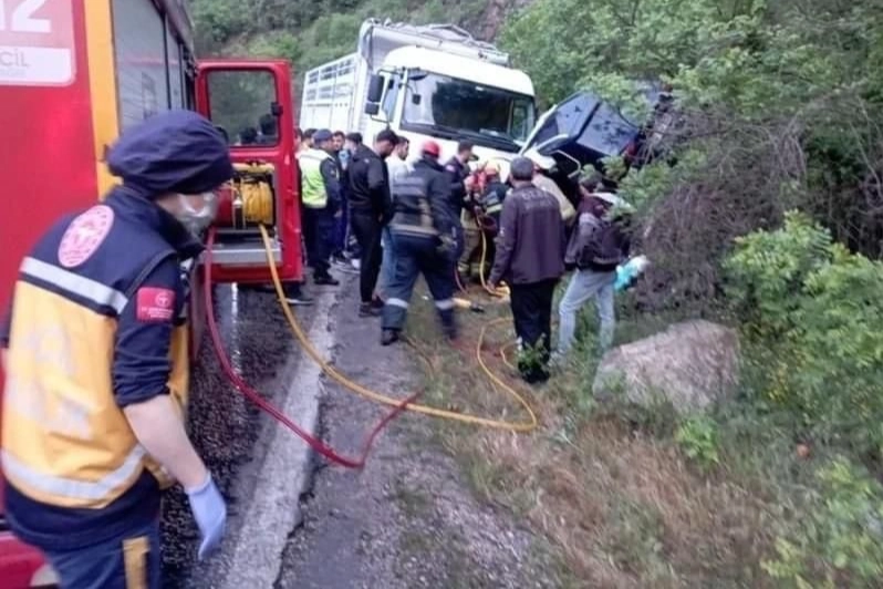 Şerit ihlali yapan kamyon 2 aracı biçti, anne ve oğlu can verdi