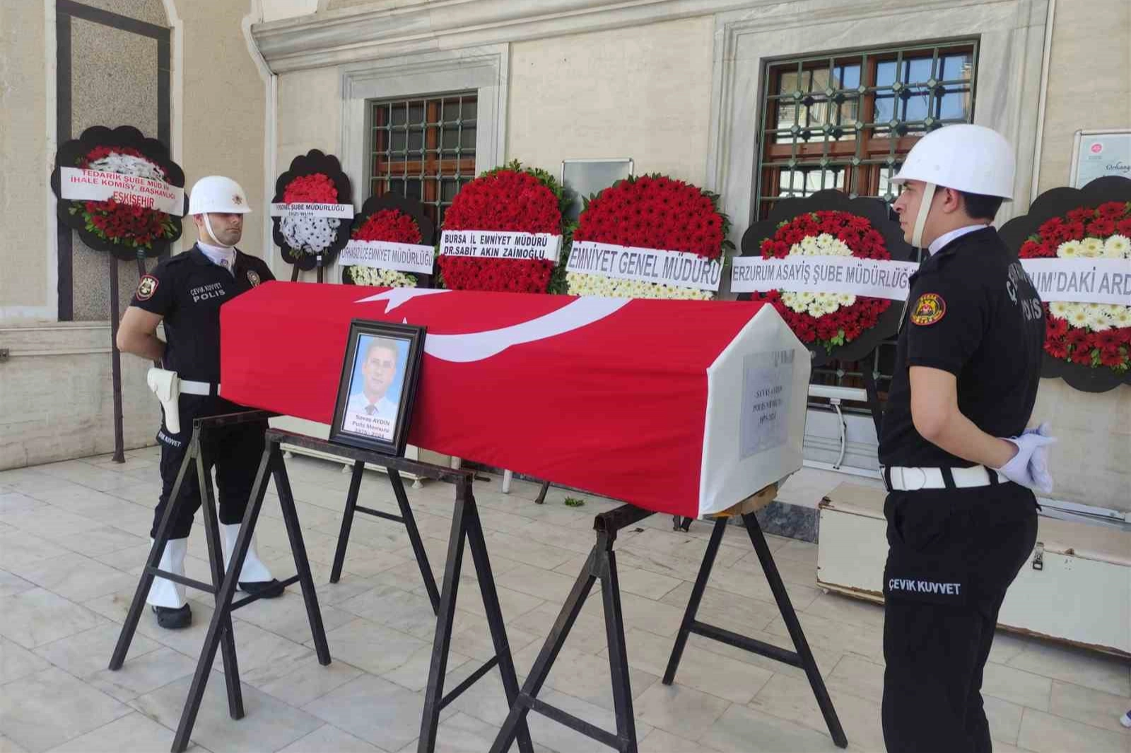 Kalbine yenilen polis memuruna son veda