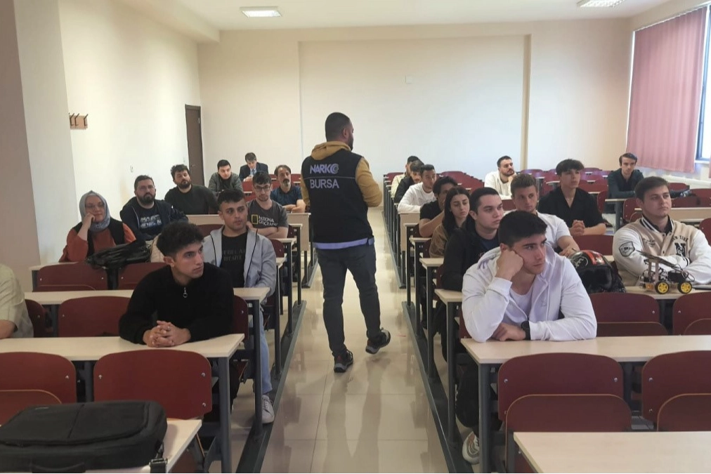 Üniversite öğrencilerine narkorehber semineri