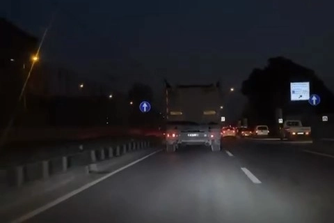 Bursa’da tır makas attı, otomobillere yol vermedi